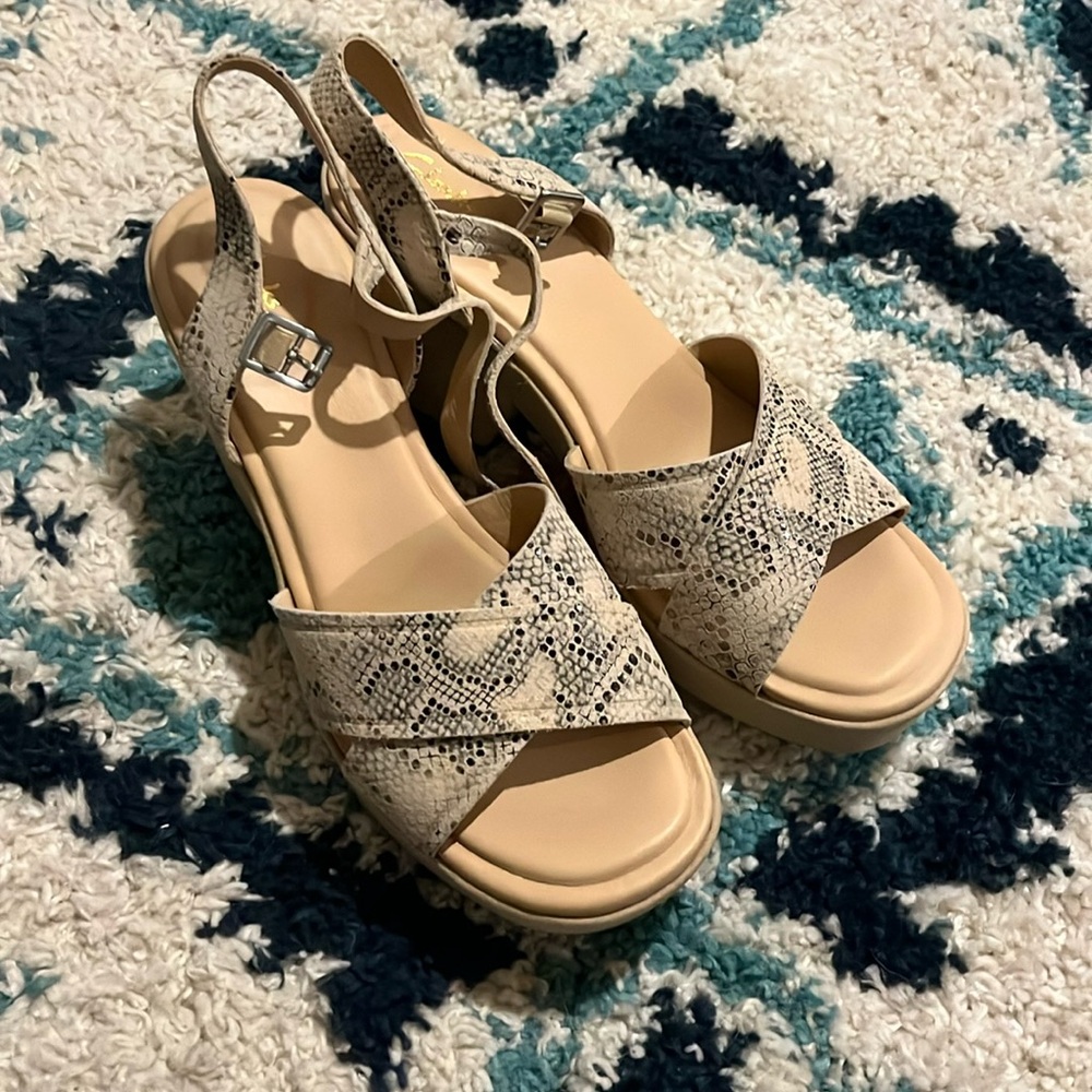 New Clark’s size 9.5 women’s snake wedge